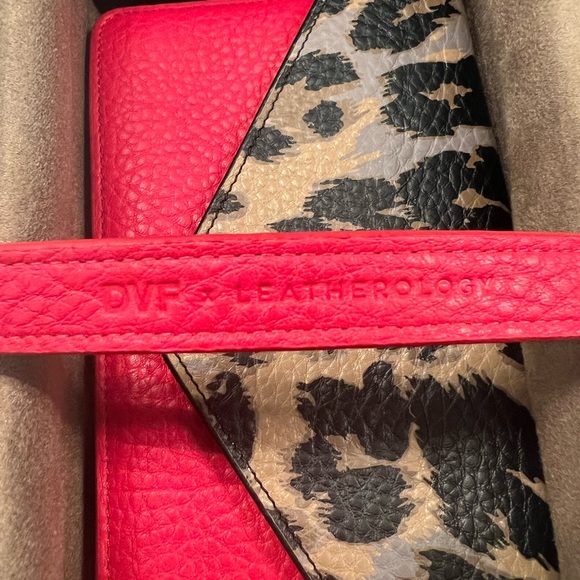 EUC! DVF x Leatherology animal print/red convertible wallet/crossbody. - Picture 8 of 9